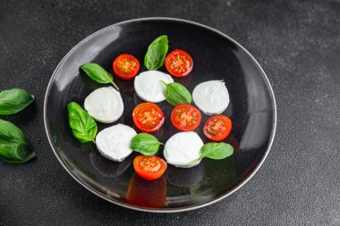 Caprese salatası mozzarella, domates, fesleğen taze yemek lezzetli iştah açıcı yemek aperatifleri fotokopi masasında uzay yemeği arka plan kırsal üst görüş keto veya paleo diyet vejetaryen gıda