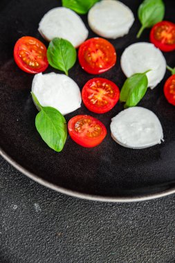 Caprese salatası mozzarella, domates, fesleğen taze yemek lezzetli iştah açıcı yemek aperatifleri fotokopi masasında uzay yemeği arka plan kırsal üst görüş keto veya paleo diyet vejetaryen gıda