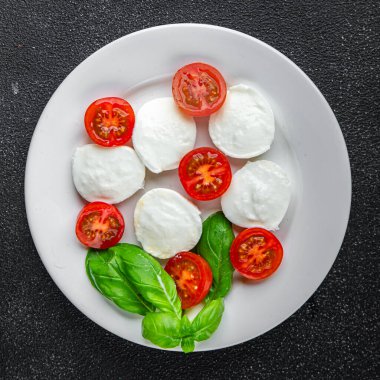 Caprese salatası mozzarella, domates, fesleğen taze yemek lezzetli iştah açıcı yemek aperatifleri fotokopi masasında uzay yemeği arka plan kırsal üst görüş keto veya paleo diyet vejetaryen gıda