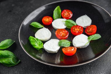 Caprese salatası mozzarella, domates, fesleğen taze yemek lezzetli iştah açıcı yemek aperatifleri fotokopi masasında uzay yemeği arka plan kırsal üst görüş keto veya paleo diyet vejetaryen gıda