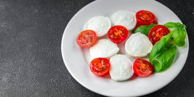 Caprese salatası mozzarella, domates, fesleğen taze yemek lezzetli iştah açıcı yemek aperatifleri fotokopi masasında uzay yemeği arka plan kırsal üst görüş keto veya paleo diyet vejetaryen gıda