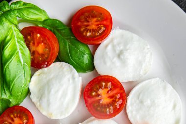 Caprese salatası mozzarella, domates, fesleğen taze yemek lezzetli iştah açıcı yemek aperatifleri fotokopi masasında uzay yemeği arka plan kırsal üst görüş keto veya paleo diyet vejetaryen gıda