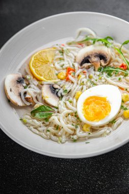 Ramen çorbası, Asya çorbası, lezzetli, sağlıklı, iştah açıcı, abur cubur, fotokopi, uzay yemeği arka plan kırsal manzarası.