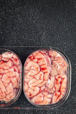 Domuz beyni çiğ yenilebilir sakatat eti taze yemek iştah açıcı yemek aperatifi masa başı uzay yemeği arka planında.