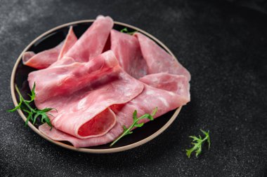 Taze jambon dilimlenmiş domuz eti. Lezzetli yemek. Masada atıştırmalık yiyecekler.