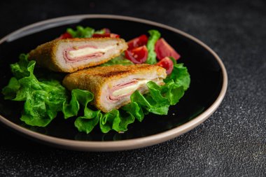 Pirzola cordon bleu tavuk eti, jambon dilimi, peynir taze yemek aperatif yemek aperatifler masada fotokopi uzayı arka plan kırsal manzarası