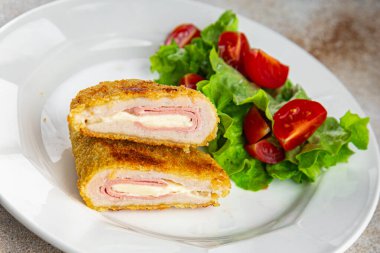 Pirzola cordon bleu tavuk eti, jambon dilimi, peynir taze yemek aperatif yemek aperatifler masada fotokopi uzayı arka plan kırsal manzarası