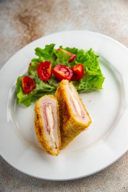 Pirzola cordon bleu tavuk eti, jambon dilimi, peynir taze yemek aperatif yemek aperatifler masada fotokopi uzayı arka plan kırsal manzarası