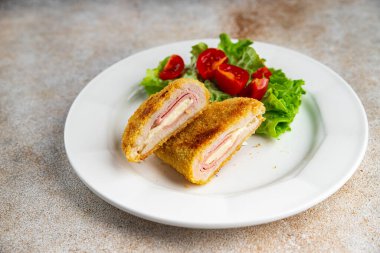 Pirzola cordon bleu tavuk eti, jambon dilimi, peynir taze yemek aperatif yemek aperatifler masada fotokopi uzayı arka plan kırsal manzarası