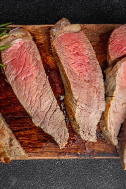 Biftek taze sığır eti kızarmış ızgara taze yemek lezzetli yemek abur cubur masa üzerinde fotokopi uzay yemeği arka plan kırsal üst görünüm