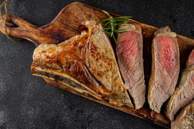 Biftek taze sığır eti kızarmış ızgara taze yemek lezzetli yemek abur cubur masa üzerinde fotokopi uzay yemeği arka plan kırsal üst görünüm