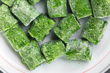 Donmuş ıspanak porsiyon küp yarı bitmiş taze yiyecek lezzetli sağlıklı yemek atıştırmalığı masanda fotokopi uzayı arka planında kırsal 