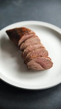 Ördek göğsü kızartılmış et ikinci tabak et tavuk taze sağlıklı yemek aperatifler masa üzerinde yemek fotokopisi arka plan kırsal manzarası