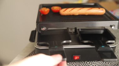 Raclette peyniri ev yapımı yemek lezzetli yemek iştah açıcı yemek aperatifi masada fotokopi uzayı arka plan kırsal manzarası