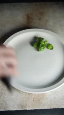 Sosis, patates kızartması fast food, kızarmış et ve patates. Lezzetli taze yemek. Masada yemek atıştırmalığı.