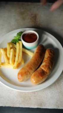 Sosis, patates kızartması fast food, kızarmış et ve patates. Lezzetli taze yemek. Masada yemek atıştırmalığı.