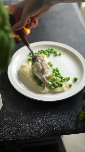 Βάτραχος Πόδια Κρέας Σάλτσα Κρέμας Γκουρμέ Μαγείρεμα Τρώγοντας Ορεκτικό Γεύμα — Αρχείο Βίντεο