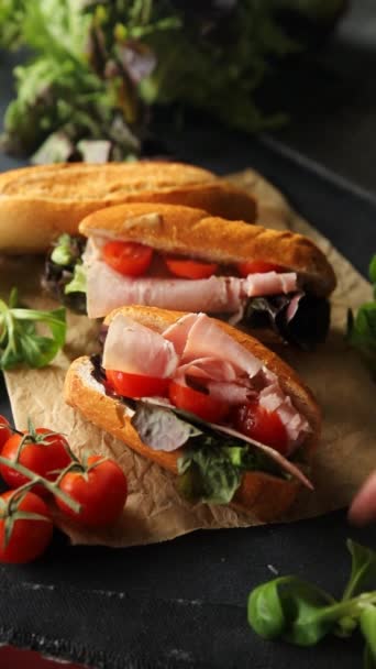 Ζαμπόν Σάντουιτς Φέτες Κρέας Μαρούλι Ντομάτα Λαχανικά Ψωμί Ψωμάκι Φρέσκα — Αρχείο Βίντεο