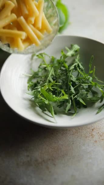 Makarna Salatası Domates Roka Makarna Taze Yemek Lezzetli Yemek Atıştırmalıkları — Stok video