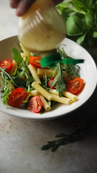 Salată Paste Tomate Rucola Paste Alimente Proaspete Mâncând Gustări Alimentare — Videoclip de stoc
