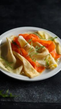 Krep somonlu krep taze yemek iştah açıcı yemek aperatifler masada fotokopi uzay yemeği arka plan kırsal üst görünüm