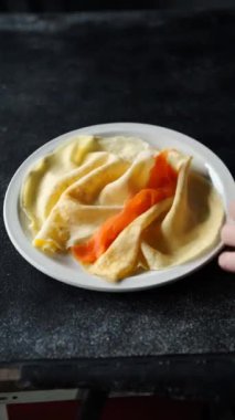 Krep somonlu krep taze yemek iştah açıcı yemek aperatifler masada fotokopi uzay yemeği arka plan kırsal üst görünüm