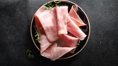 Taze jambon dilimlenmiş domuz eti. Lezzetli yemek. Masada atıştırmalık yiyecekler.