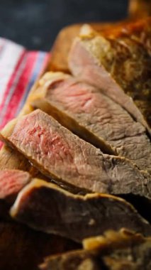 Biftek taze sığır eti kızarmış ızgara taze yemek lezzetli yemek abur cubur masa üzerinde fotokopi uzay yemeği arka plan kırsal üst görünüm