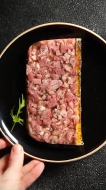 Terrine et dilimi pate Campagne köfte domuz eti turta iştah açıcı yemek aperatifler masa üzerinde fotokopi uzay yiyecekleri arka plan kırsal üst görünüm