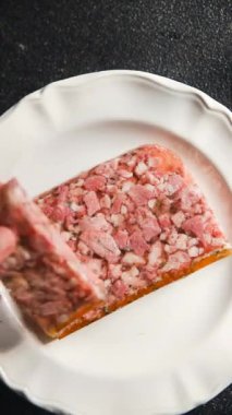 Terrine et dilimi pate Campagne köfte domuz eti turta iştah açıcı yemek aperatifler masa üzerinde fotokopi uzay yiyecekleri arka plan kırsal üst görünüm