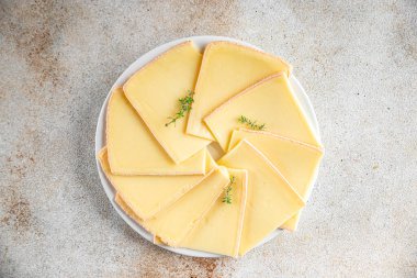 Raclette peyniri, yemek aperatifleri, yemek atıştırmalıkları fotokopi masasında yer alan yemek arka planı, köy manzarası.