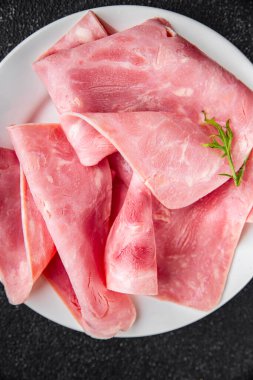 Taze jambon dilimlenmiş domuz eti. Lezzetli. Aperatif yemek.