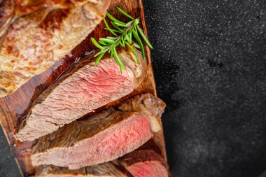 Biftek taze sığır eti kızarmış ızgara taze yemek lezzetli iştah açıcı yemek aperatifler masada fotokopi uzayı arka plan kırsal manzarası