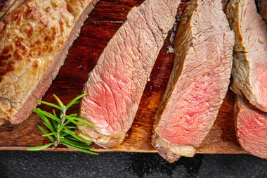 Biftek taze sığır eti kızarmış ızgara taze yemek lezzetli iştah açıcı yemek aperatifler masada fotokopi uzayı arka plan kırsal manzarası