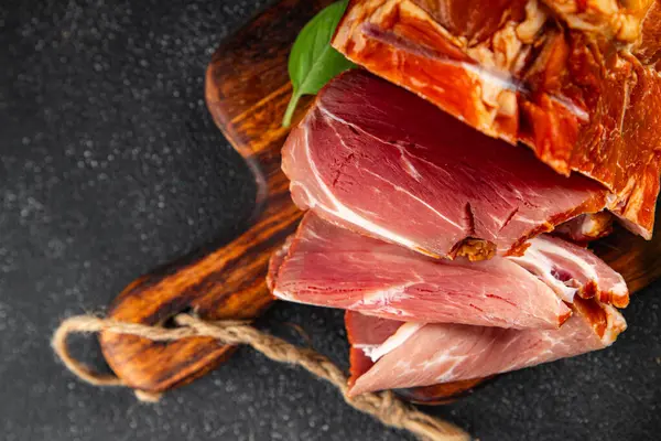 Daging Babi Asap Memasak Makanan Ringan Atas Meja Menyalin Makanan — Stok Foto