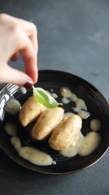 Quenelles domuz mantarı sosu konserve yemek kavanozu bir tabağa yemek koymak aperatif yemek aperatifleri masa üzerinde fotokopi uzay gıda arka plan kırsal üst görünüm