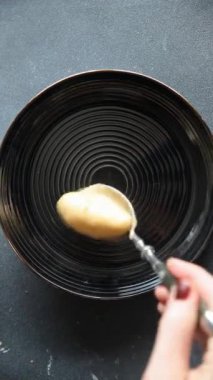 Quenelles domuz mantarı sosu konserve yemek kavanozu bir tabağa yemek koymak aperatif yemek aperatifleri masa üzerinde fotokopi uzay gıda arka plan kırsal üst görünüm