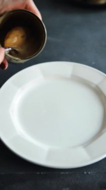 Quenelles domuz mantarı sosu konserve yemek kavanozu bir tabağa yemek koymak aperatif yemek aperatifleri masa üzerinde fotokopi uzay gıda arka plan kırsal üst görünüm
