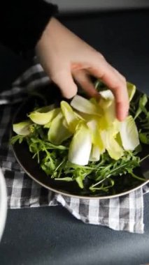 Hindiba salatası meyvesi hindiba vitamini yeşil lezzetli sağlıklı iştah açıcı yemek aperatifleri fotokopi uzayı arka plan kırsal üst görünümü üzerinde