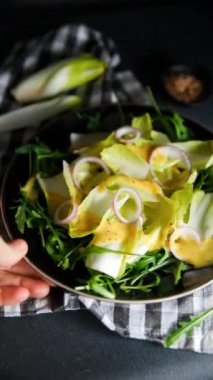 Hindiba salatası meyvesi hindiba vitamini yeşil lezzetli sağlıklı iştah açıcı yemek aperatifleri fotokopi uzayı arka plan kırsal üst görünümü üzerinde