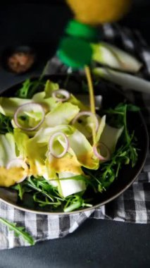Hindiba salatası meyvesi hindiba vitamini yeşil lezzetli sağlıklı iştah açıcı yemek aperatifleri fotokopi uzayı arka plan kırsal üst görünümü üzerinde