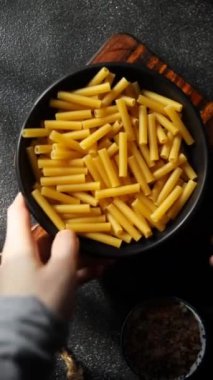 Masanın üzerinde çiğ makarna tüpleri aperatif yemek atıştırmalıkları fotokopi uzay yemeği arka plan kırsal üst görünüm