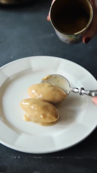 Quenelles Schwein Pilzsoße Konservenglas Legte Lebensmittel Auf Einen Teller Essen — Stockvideo