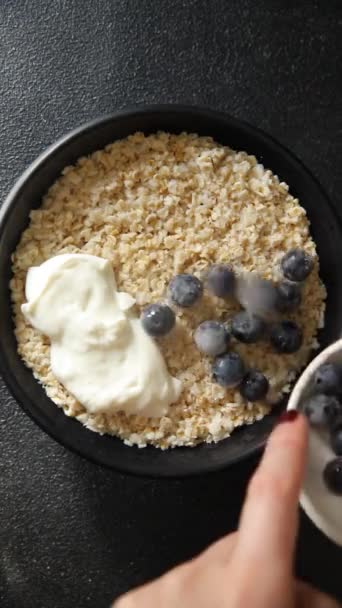 Haferflocken Mit Joghurt Und Beeren Haferflocken Zum Frühstück Legen Lebensmittel — Stockvideo