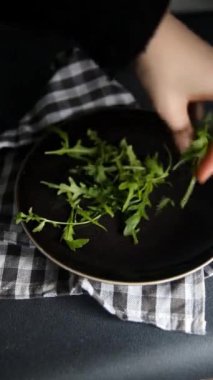 Arugula salatası tabakta sağlıklı yemek aperatifi yemek aperatifi masada fotokopi uzayı yemek arka plan kırsal üst görüş keto veya paleo diyeti vejetaryen yemeği