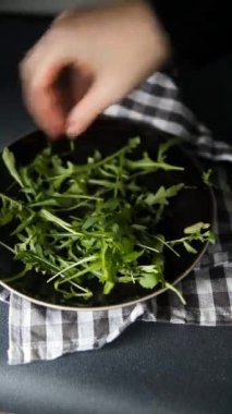 Arugula salatası tabakta sağlıklı yemek aperatifi yemek aperatifi masada fotokopi uzayı yemek arka plan kırsal üst görüş keto veya paleo diyeti vejetaryen yemeği
