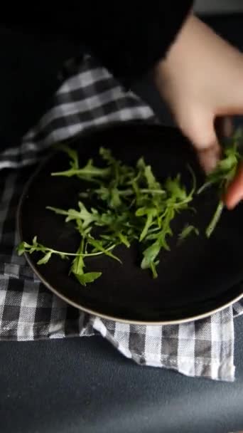 Salada Rúcula Deixa Prato Alimentação Saudável Cozinhar Aperitivo Refeição Comida — Vídeo de Stock