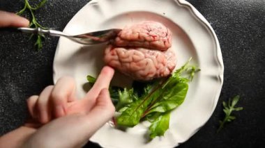 Domuz beyni çiğ yenilebilir sakatat eti. Lezzetli taze yemek. Masada yemek atıştırmalığı.