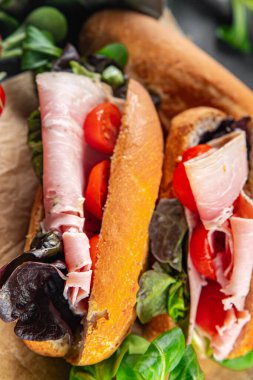 Sandviç, jambon, domates, yeşil marul sağlıklı yemek aperatifler yemek atıştırmalıklar fotokopi masasında uzay yemeği arka plan kırsal manzarası