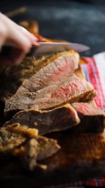 Biftek eti, kızarmış ızgara taze yemek, lezzetli yemek atıştırmalıkları, fotokopi masasında yemek arka planı.